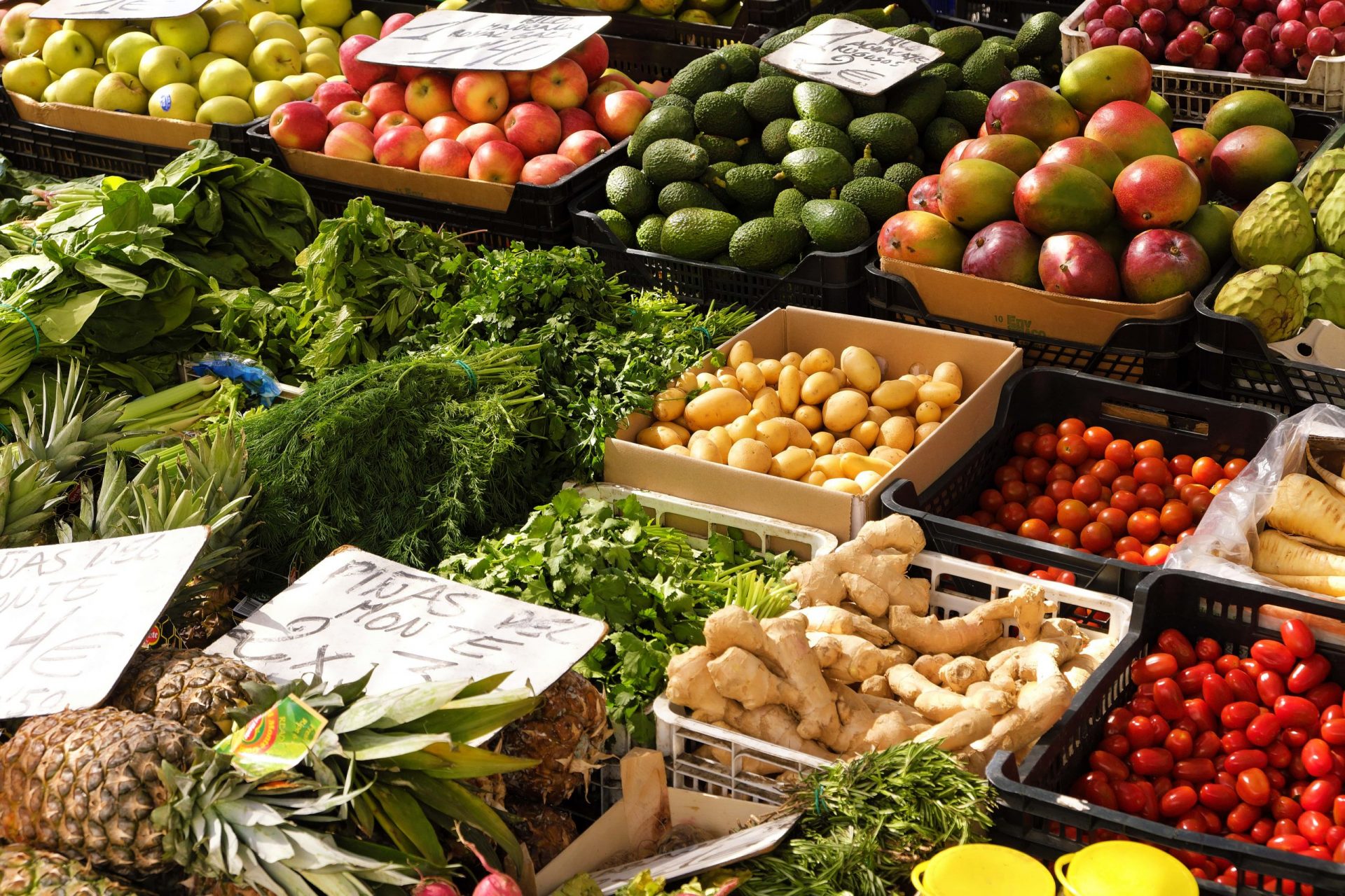 fresh-vegetables-and-fruit-market-stall-min